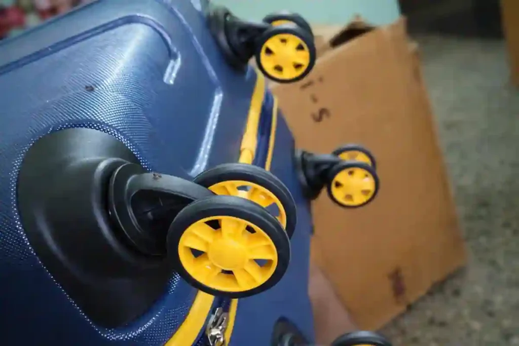Close-up of Safari Thorium Neo trolley bag showing durable 360-degree spinner wheels for easy maneuverability