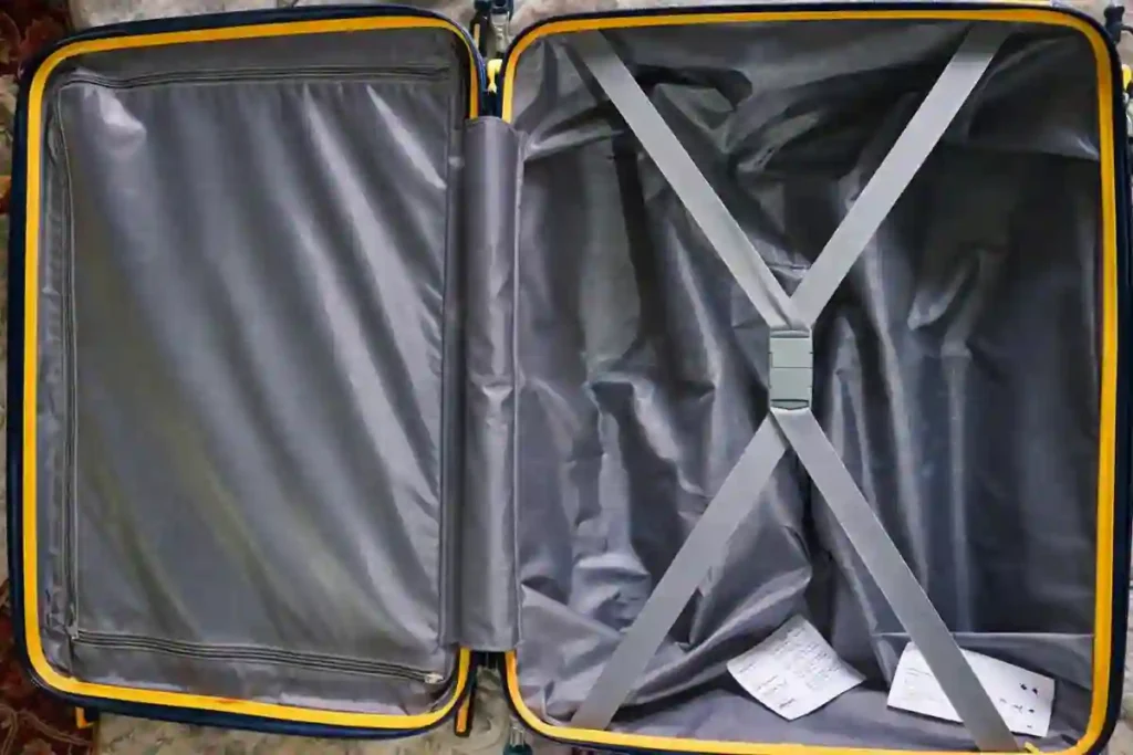 Safari Thorium Neo trolley suitcase interior showing zippered divider and X-shaped compression straps