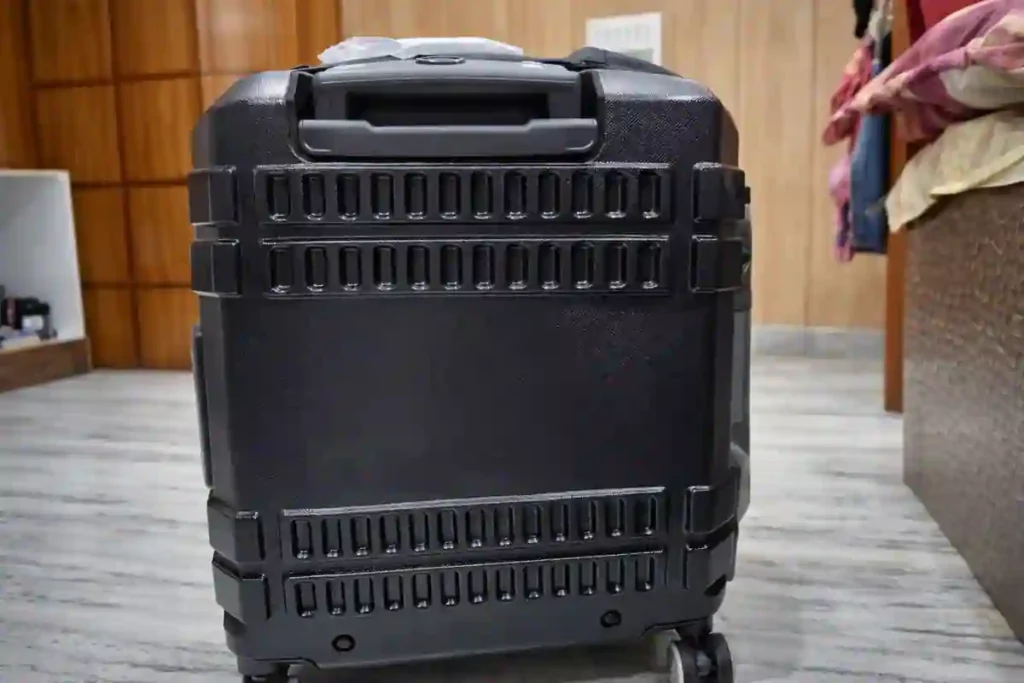  UPPERCASE BULLET Hard-shell trolley bag with rubberized handles for a comfortable and secure grip