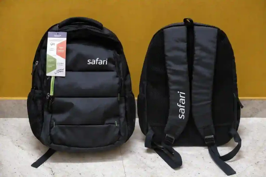 Safari Snap 35L laptop bag showing double padded laptop compartment and large storage space